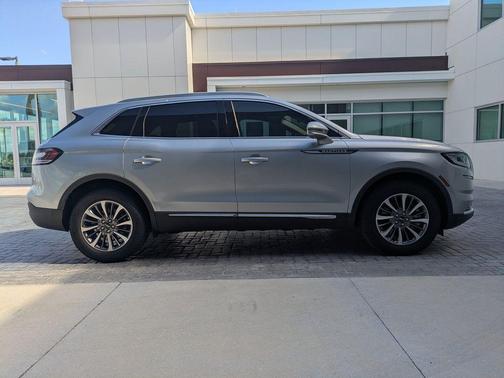 Silver Radiance Metallic Clearcoat 2023 Lincoln Nautilus Standard
