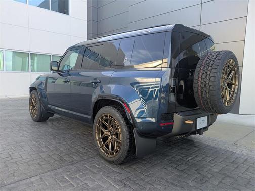 2026 Land Rover Defender 110 V8