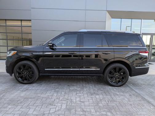 Infinite Black Metallic Clearcoat 2023 Lincoln Navigator Reserve