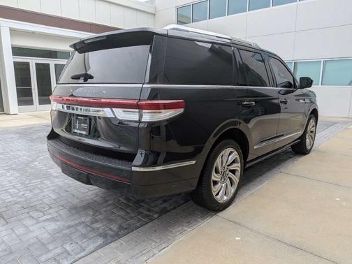 Infinite Black Metallic Clearcoat 2024 Lincoln Navigator Reserve