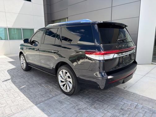 Infinite Black Metallic Clearcoat 2024 Lincoln Navigator Reserve