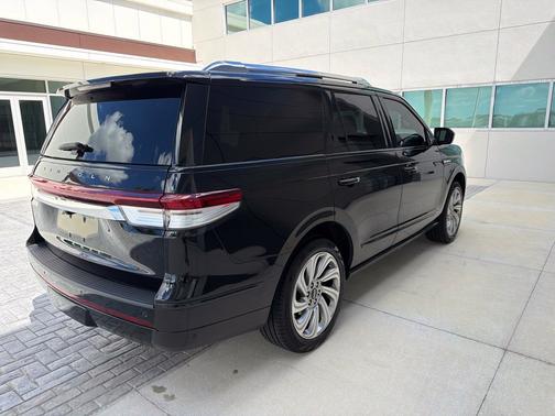 Infinite Black Metallic Clearcoat 2024 Lincoln Navigator Reserve