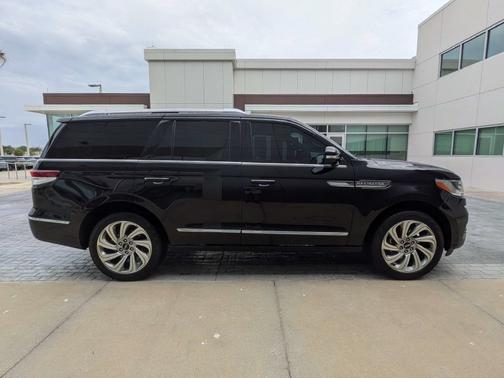 Infinite Black Metallic Clearcoat 2024 Lincoln Navigator Reserve