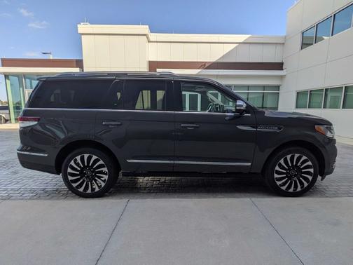 Dark Gray Metallic 2022 Lincoln Navigator Black Label