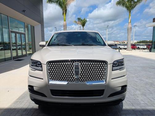 Ceramic Pearl Metallic Tri-Coat 2024 Lincoln Navigator Reserve