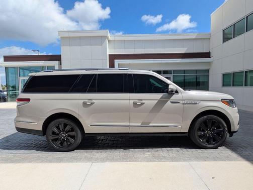 Ceramic Pearl Metallic Tri-Coat 2024 Lincoln Navigator Reserve