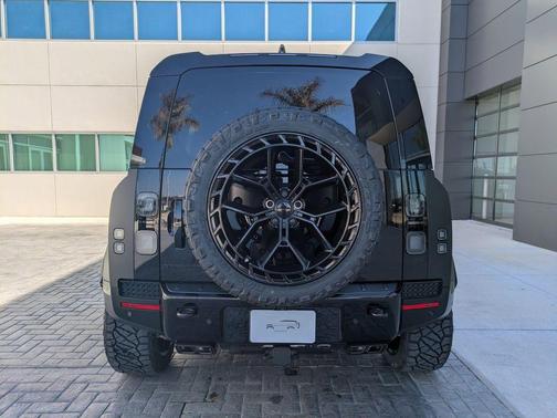 2026 Land Rover Defender 110 V8