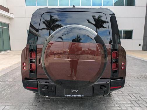 2025 Land Rover Defender 130 P400 X-Dynamic SE