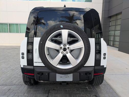 Fuji White 2026 Land Rover Defender P400 X-Dynamic SE