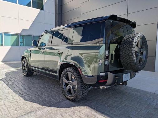 Woolstone Green Metallic 2026 Land Rover Defender P400 X-Dynamic SE