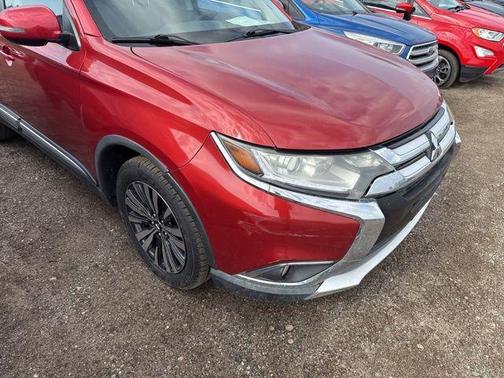 Red 2019 Mitsubishi Outlander SE