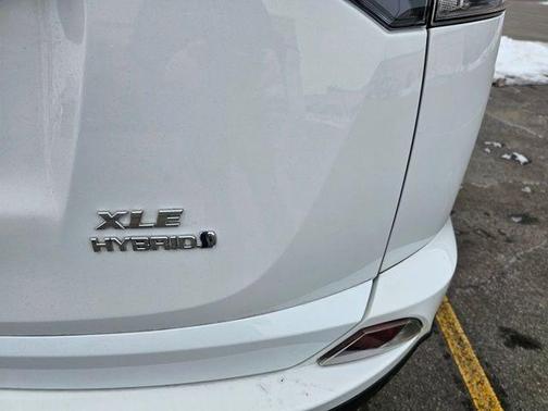 Super White 2016 Toyota RAV4 Hybrid XLE