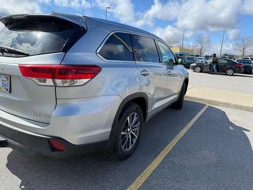 Celestial Silver Metallic 2018 Toyota Highlander XLE