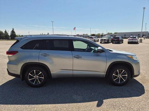 Celestial Silver Metallic 2018 Toyota Highlander XLE