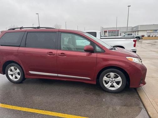 2018 Toyota Sienna LE