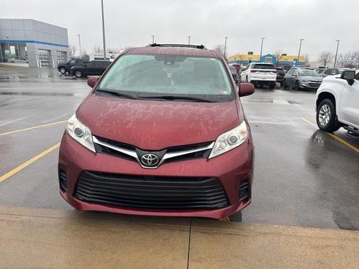 2018 Toyota Sienna LE