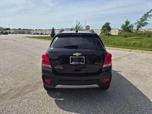Mosaic Black Metallic 2022 Chevrolet Trax LT