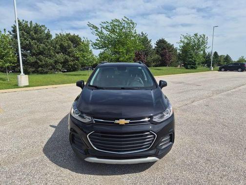 Mosaic Black Metallic 2022 Chevrolet Trax LT
