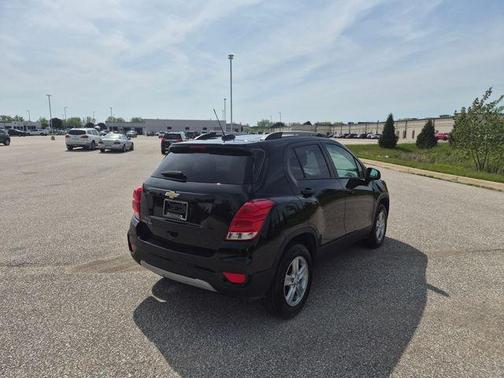 Mosaic Black Metallic 2022 Chevrolet Trax LT