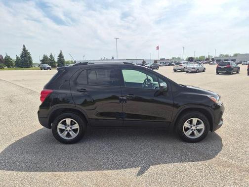 Mosaic Black Metallic 2022 Chevrolet Trax LT