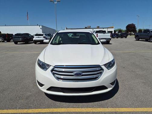 White Platinum Clearcoat Metallic 2018 Ford Taurus SEL