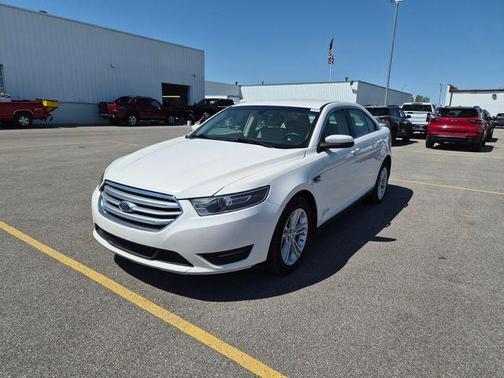 White Platinum Clearcoat Metallic 2018 Ford Taurus SEL