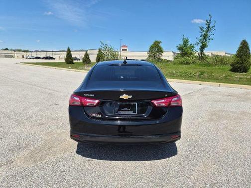 Mosaic Black Metallic 2022 Chevrolet Malibu LT