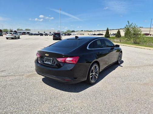 Mosaic Black Metallic 2022 Chevrolet Malibu LT