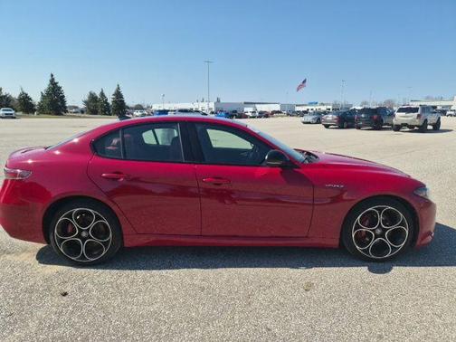 Rosso 2024 Alfa Romeo Giulia Veloce