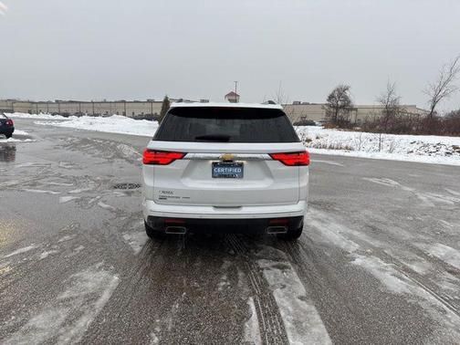 Iridescent Pearl Tricoat 2024 Chevrolet Traverse Limited High Country