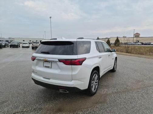 Iridescent Pearl Tricoat 2024 Chevrolet Traverse Limited High Country