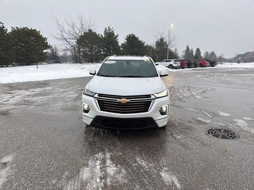 Iridescent Pearl Tricoat 2024 Chevrolet Traverse Limited High Country