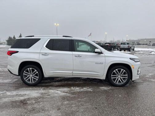 Iridescent Pearl Tricoat 2024 Chevrolet Traverse Limited High Country