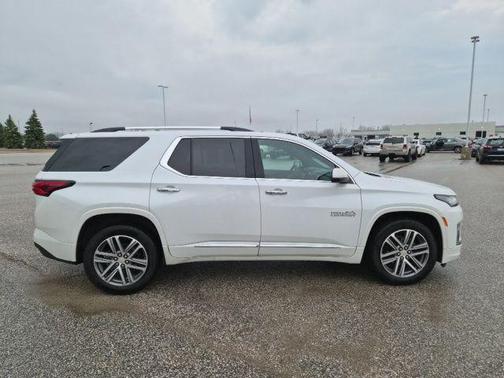 Iridescent Pearl Tricoat 2024 Chevrolet Traverse Limited High Country