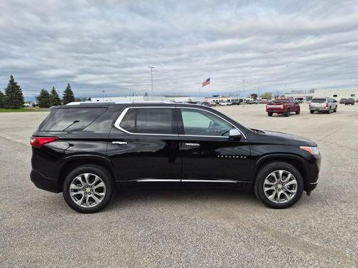 Mosaic Black Metallic 2021 Chevrolet Traverse Premier