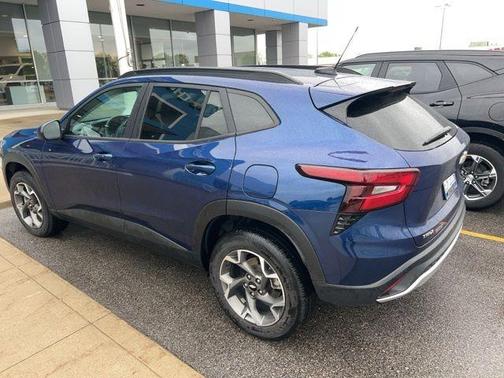 Blue Glow Metallic 2024 Chevrolet Trax LT