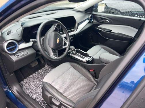 Blue Glow Metallic 2024 Chevrolet Trax LT