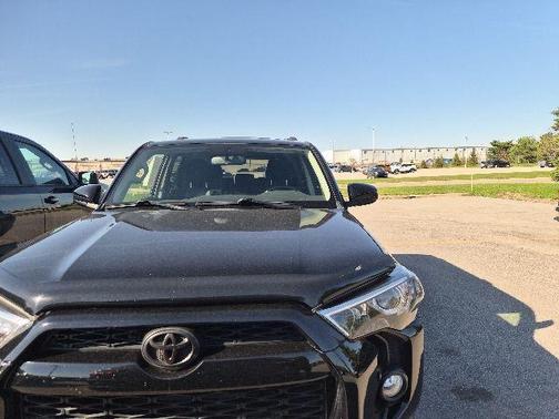 Midnight Black Metallic 2016 Toyota 4Runner SR5