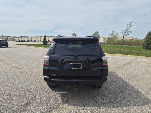 Midnight Black Metallic 2016 Toyota 4Runner SR5