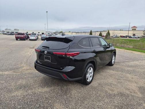 Midnight Black Metallic 2023 Toyota Highlander LE
