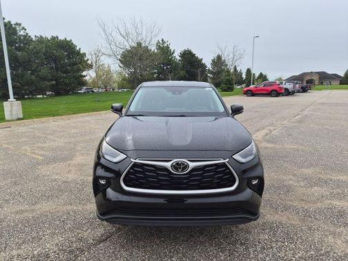 Midnight Black Metallic 2023 Toyota Highlander LE