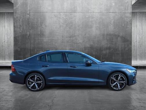 2024 Volvo S60 B5 Core Dark Theme