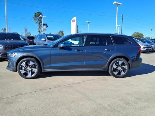 2023 Volvo V60 Cross Country PLUS