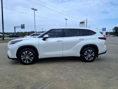 White 2022 Toyota Highlander XLE
