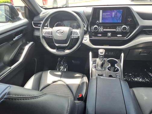 Midnight Black Metallic 2023 Toyota Highlander XSE