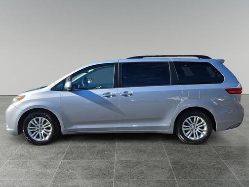 2016 Toyota Sienna XLE