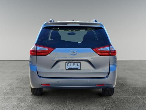 2016 Toyota Sienna XLE