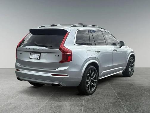 Bright Silver Metallic 2017 Volvo XC90 T6 Momentum