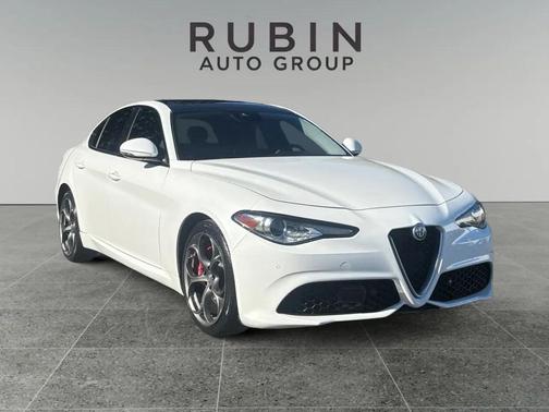 Trofeo White Tri-Coat 2017 Alfa Romeo Giulia Ti Sedan