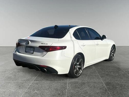 Trofeo White Tri-Coat 2017 Alfa Romeo Giulia Ti